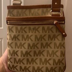Micheal Kors Cross body purse